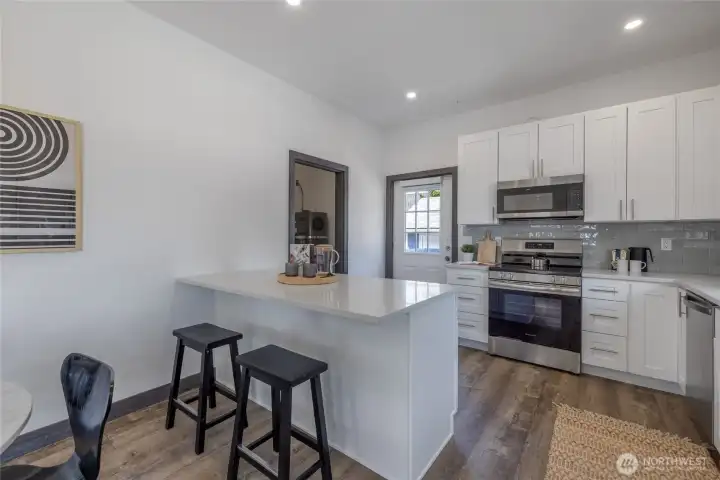 Bar seating on gorgeous quartz peninsula