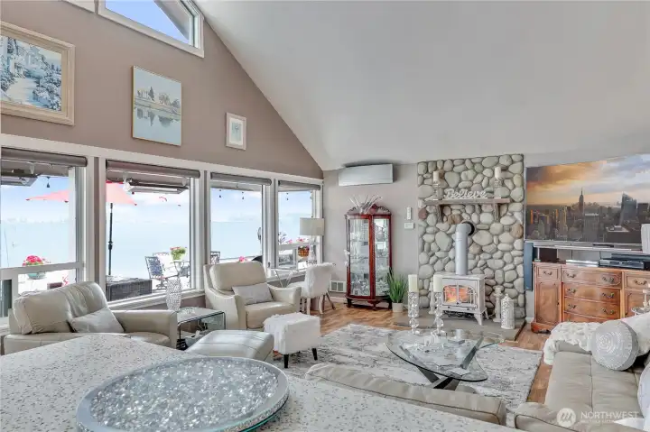 Full Bay Size windows to enjoy wildlife
