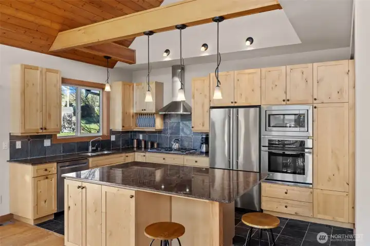 Stainless, granite, gas cooktop, slate backsplash all the way up to cabinets.  Drawers galore and great pantry area as well