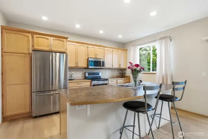 Large island ready for entertaining