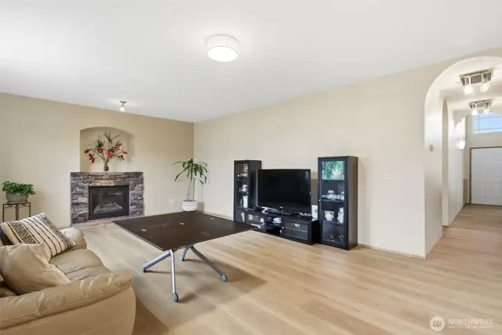 9 foot ceilings and gas fireplace