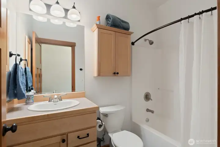 Full guest bath.