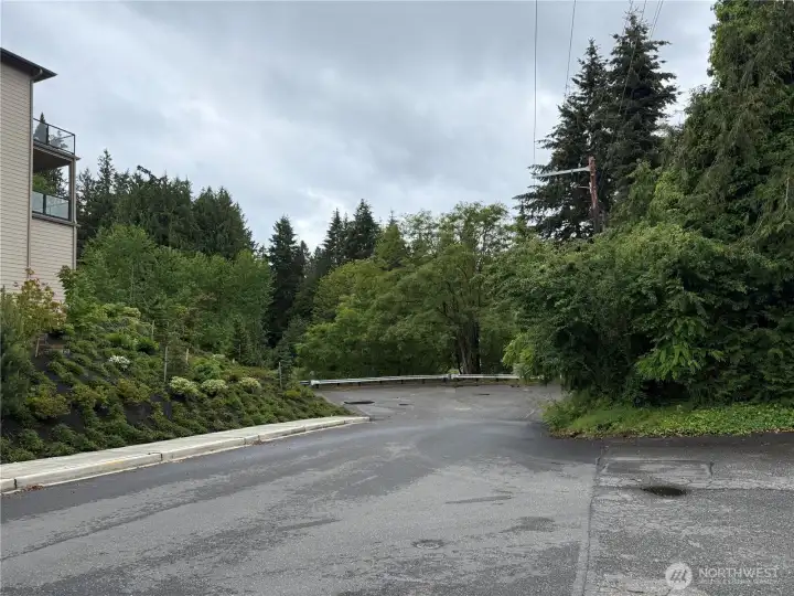Cul-de-sac beside condo, big space for easy swung and extra parking space