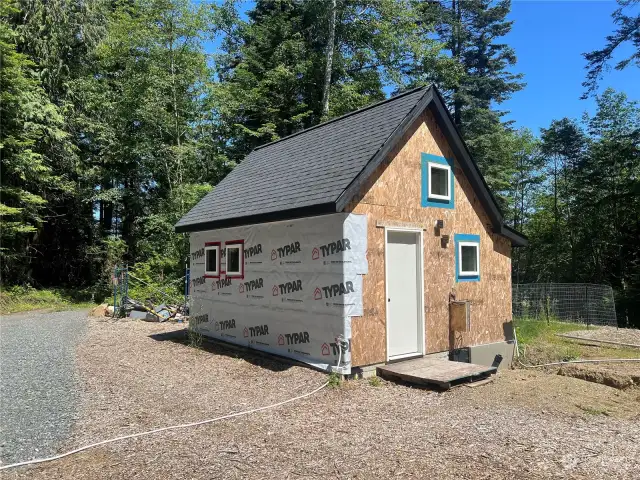 Cabin is built by Ron Malzon, a licensed contractor