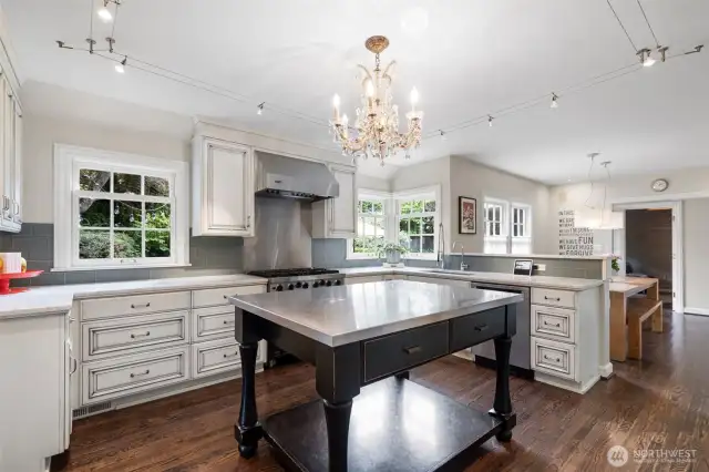 Custom cabinetry, high end appliance - good taste prevails!