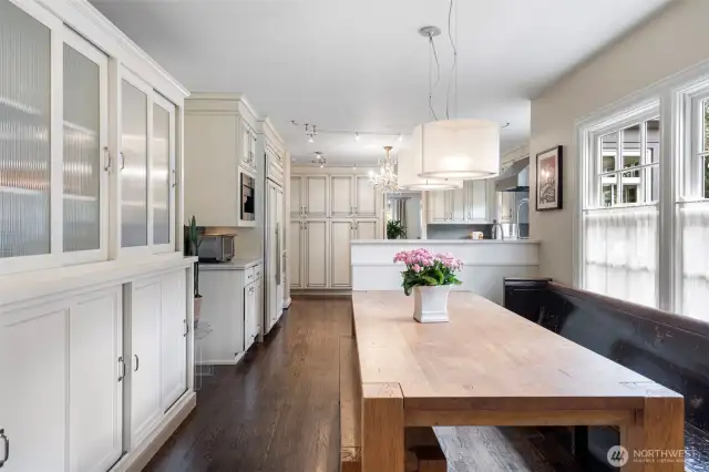 Storage, storage and more storage options and a comfortable casual eating area.