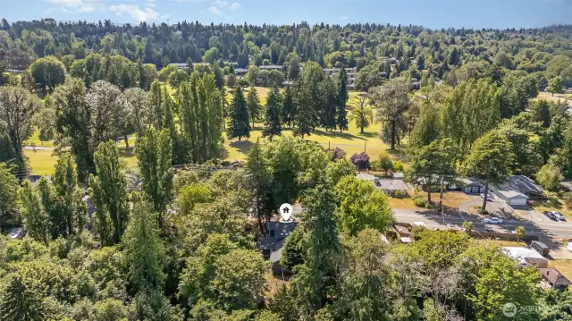 Nicely situated between two of Seattle's golf courses!