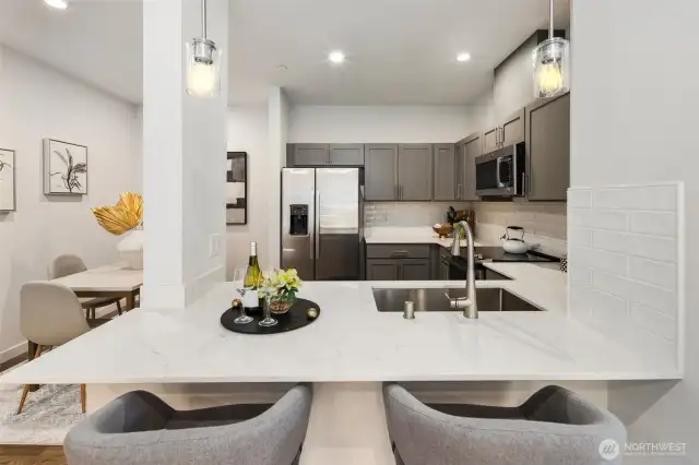 Quartz counters and stainless steel appliances