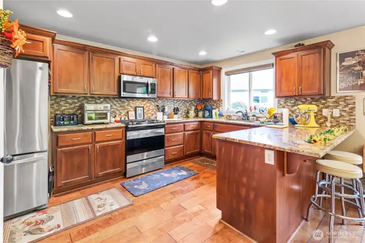 Stainless Appliances, Wood Flooring, Granite Counter Tops, Pnatry