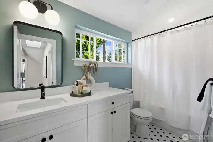 Upper level full bath.