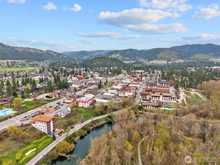 Endless amazing shops, restaurants, golfing, river rafting and so much more! An outdoor lovers true dream come true!