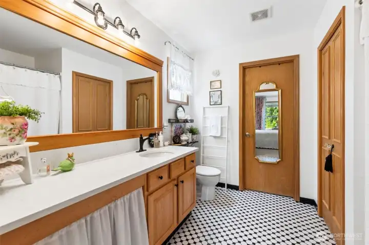 Primary bath features large walk in closet plus large linen closet. And a tub/shower combo.