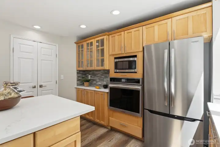 High-end stainless steel appliances are all included. High-end stainless steel appliances are all included.