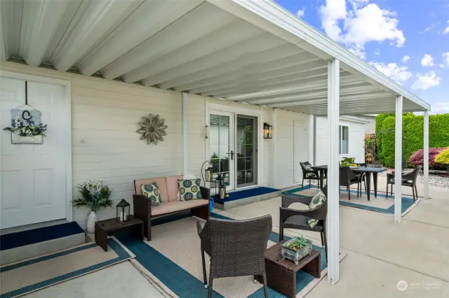 From Sunday Drive/garage facing enter to huge, screened patio