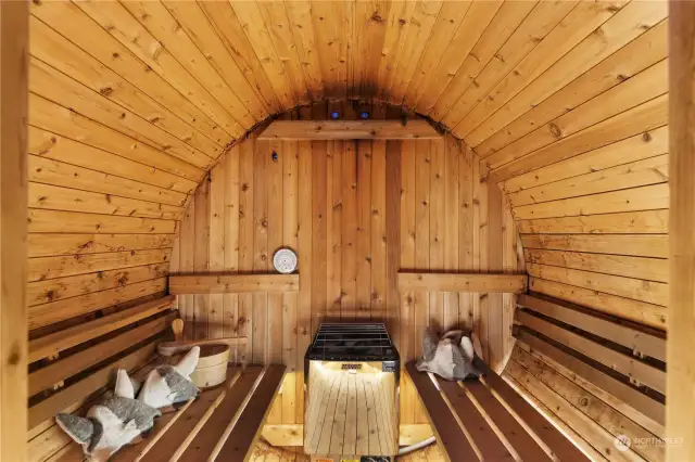 Sauna to invigorate. Room for 4!