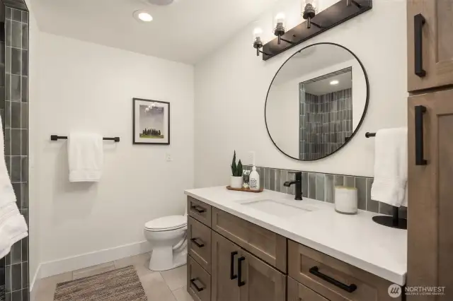 Main floor bedrrom en-suite bathroom.