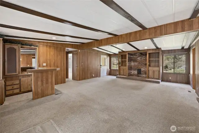 Fully functioning wet bar perfect for entertaining. Lots of built-ins here too.