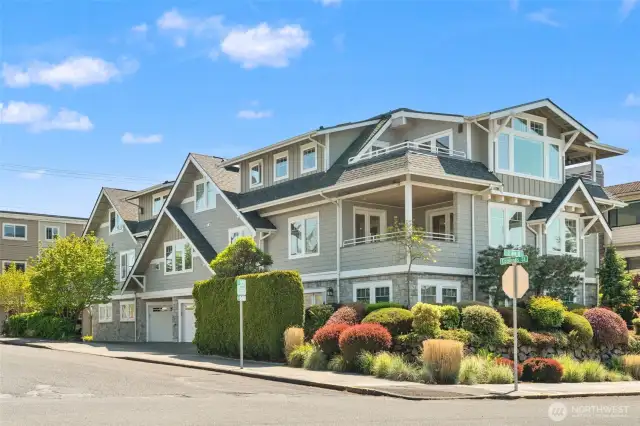 Luxury Downtown Edmonds Living Entire 2nd floor
