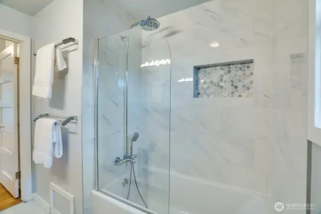 Tile surround tub/shower.