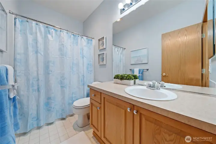Hallway full bathroom is conveniently located by the 2 guest bedrooms.