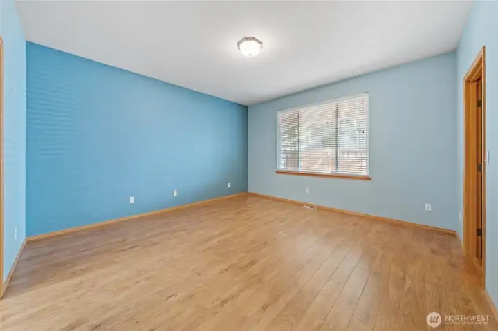 Primary bedroom with walk-in closet and 5-piece en-suite.