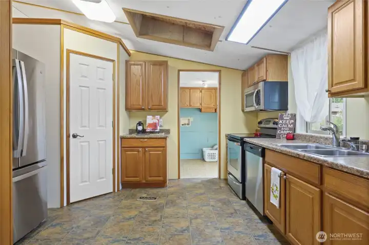 Walk in pantry- utility room - covered skylight
