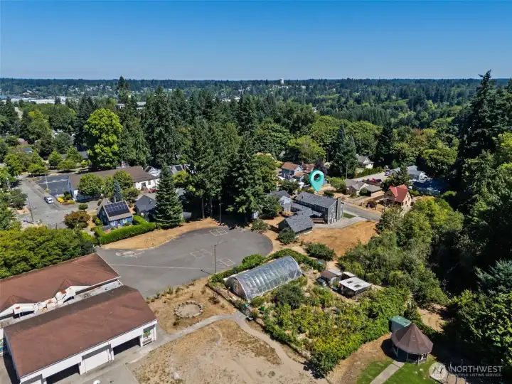 This aerial shot shows the proximity of the property to Lincoln Elementary and the beloved Lincoln Garden, which has been a part of the school’s community since 1994. The garden plays a central role in the Annual Harvest Festival and the school’s science curriculum, offering children the opportunity to engage with the natural world. With its 30-foot by 60-foot greenhouse, it continues to be a peaceful, holistic space for students to connect with nature during recess. A perfect blend of learning and tranquility right next door.