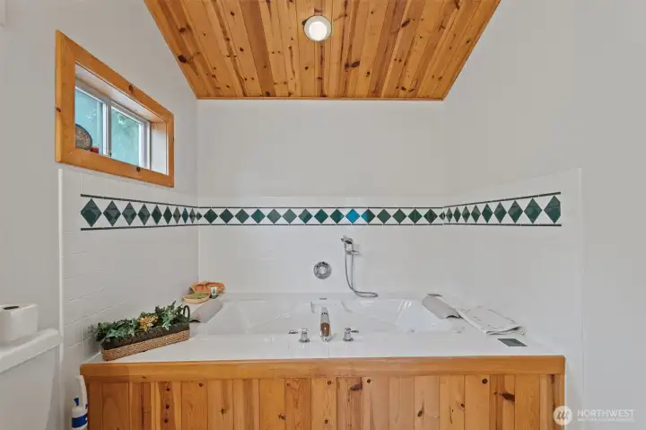 Jetted tub in primary bathroom