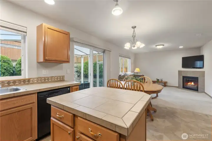 Great kitchen layout perfect for entertaining!