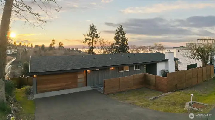 Breathtaking from the moment you arrive.  Understated Mid Century modern with views that are anything but!