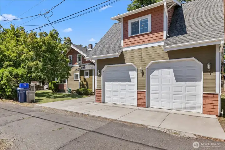 Detached 2 car garage with apartment upstairs