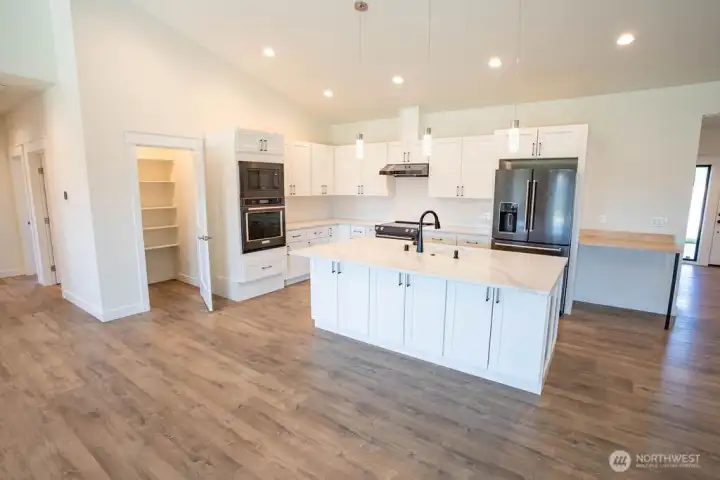 Tons of storage in the kitchen! Stainless appliances