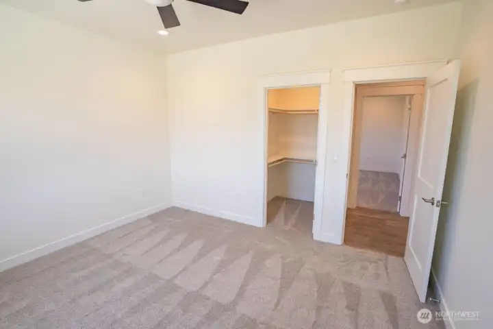 Guest bed 2 with walk in closet