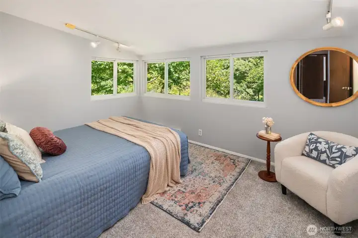 Wake up to views of yor garden! Wake up to views of yor garden!