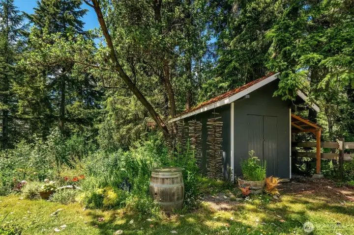 Garden shed in the corner of the property. Garden shed in the corner of the property.