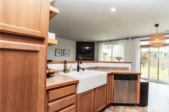 Farm sink and 4-5 place bar