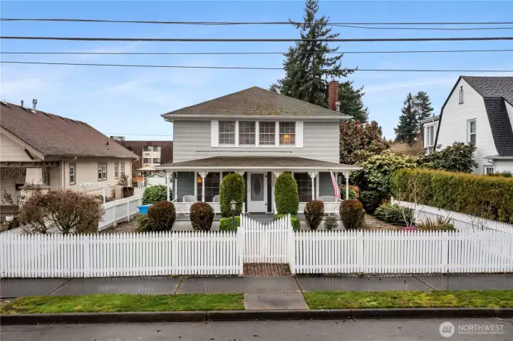 Fully fenced craftsman style home