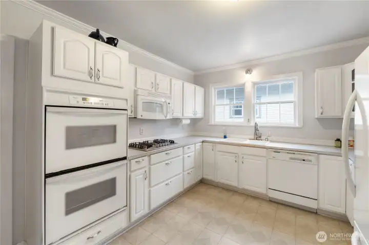 Kitchen with double oven and gas cook top, built in microwave.