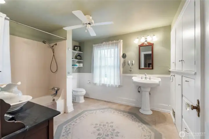 Large main bath with built-ins