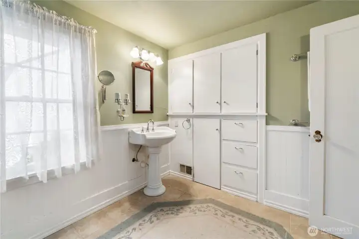 Large main bathroom with built-ins
