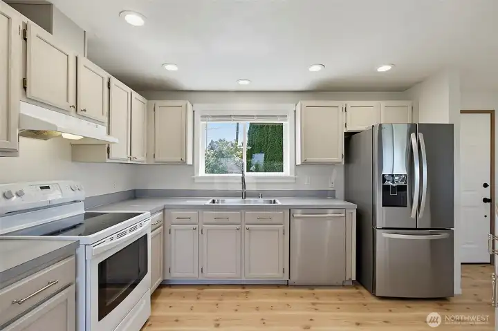 Kitchen offers great lighting from the kitchen window over looking the front yard.