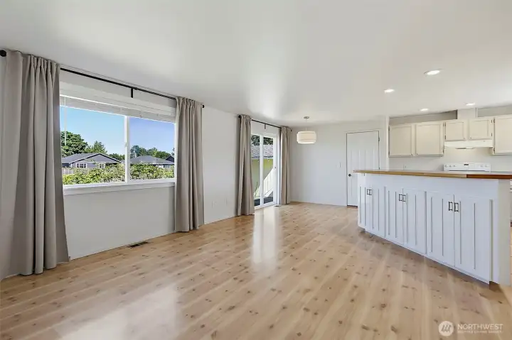 Nicely placed corner kitchen island is perfect to keep the conversations open through the family room & kitchen.