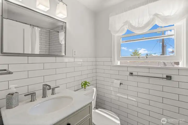 Shared full bath between the two upstairs bedrooms! Shared full bath between the two upstairs bedrooms!