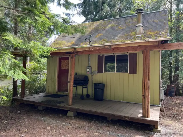 Cabin in the woods with access to the Hood Canal for clamming, fishing and boating.