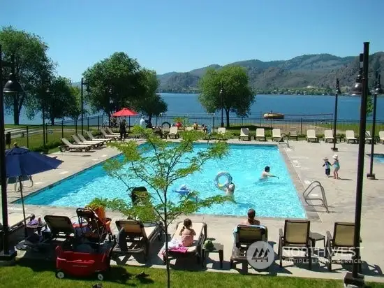 Veranda Pool & hot tub