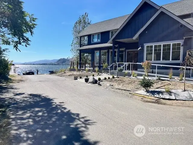 CLUBHOUSE AT THE POINT ON THE WATER