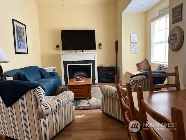 LIVING ROOM W FIREPLACE