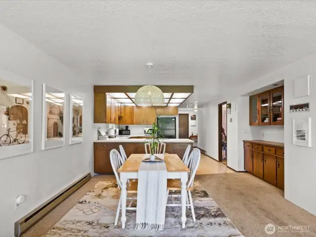 The open concept allows for excellent opportunities for entertaining on the golf course!