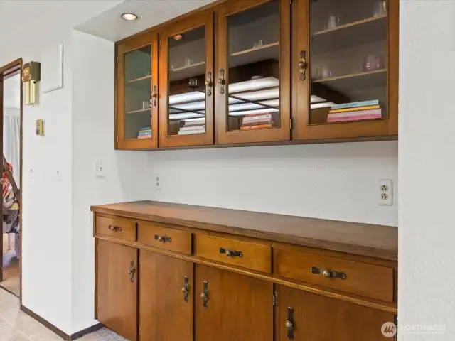 The butlers pantry is right next to the in unit stereo that still works.