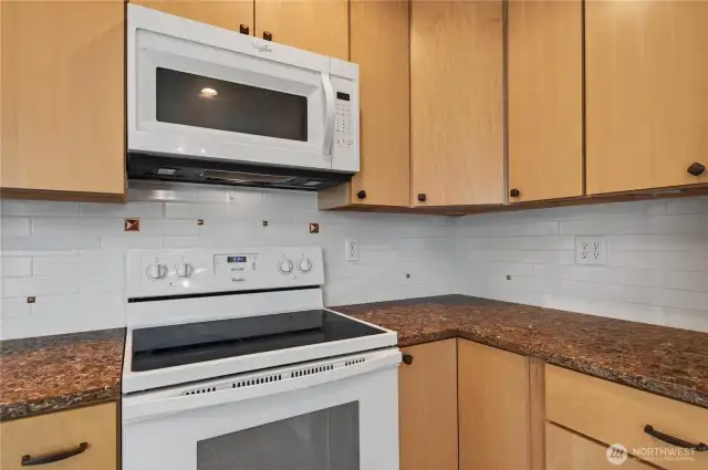 Kitchen , Oven and Built in Microwave